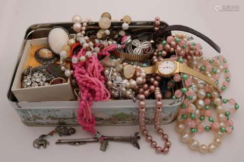Great fate with various jewelry, including brooches,