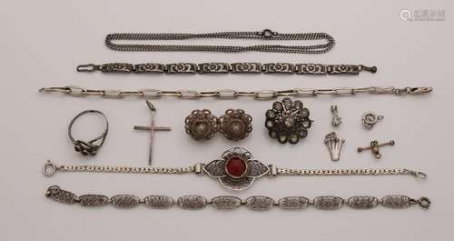 Lot with various silver jewelry, including bracelets,