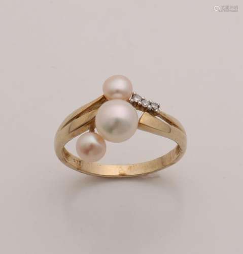 Elegant ring, 375/000, with pearls and diamond.