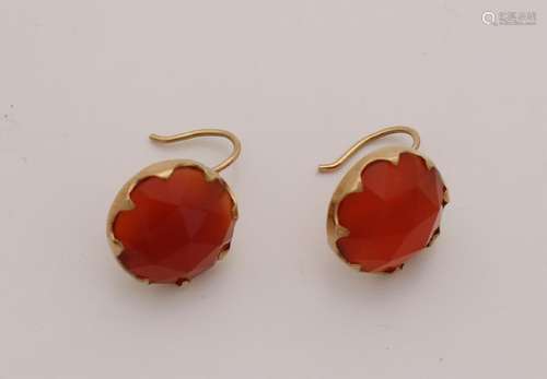 Yellow gold stud earrings with carnelian, round studs