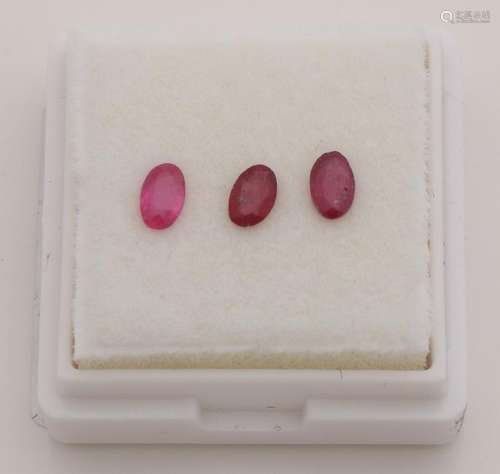 Three rubies, faceted oval, total approx. 0.85 ct.