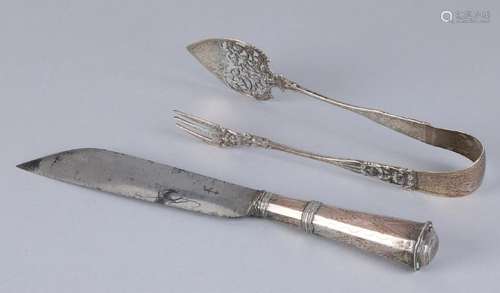 Silver tongs and knife with handle, 833/000, clay