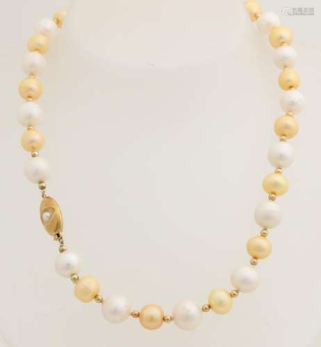 Necklace of white and yellow pearls with yellow gold