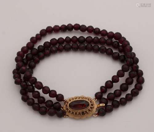 Bracelet with garnet attached to a yellow gold clasp