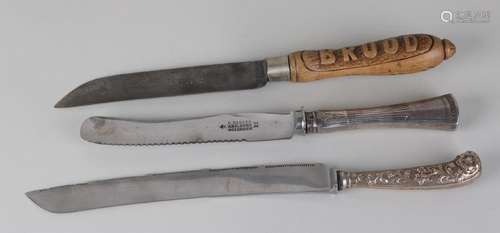 Lot with 3 knives, a bread knife with wooden handle,