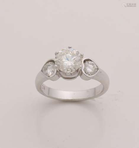Beautiful white gold ring, 750/000, with 3 diamonds.