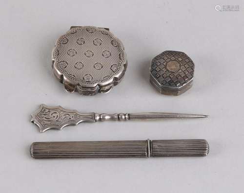 Lot of silver with a needle case with ribbing, sewing