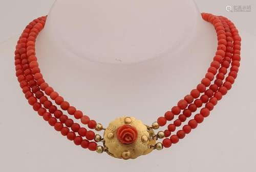 Necklace of red coral with yellow gold clasp, 585/000.