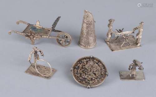 Lot with 6 parts of silver with a brooch with coin, a
