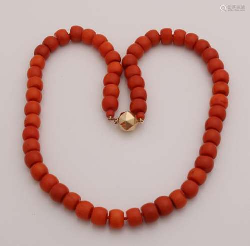 Necklace of red coral with yellow gold clasp, 585/000.