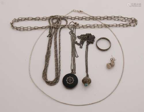 Lot of silver jewelry with a spangcollier, necklaces