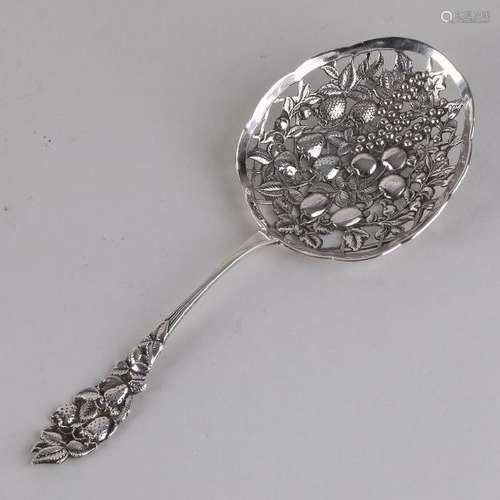 Silver wet fruit scoop, 833/000, with an openwork bowl