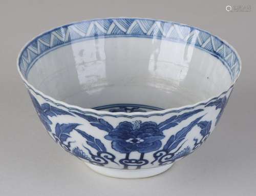 17th - 18th Century Chinese porcelain bowl with floral