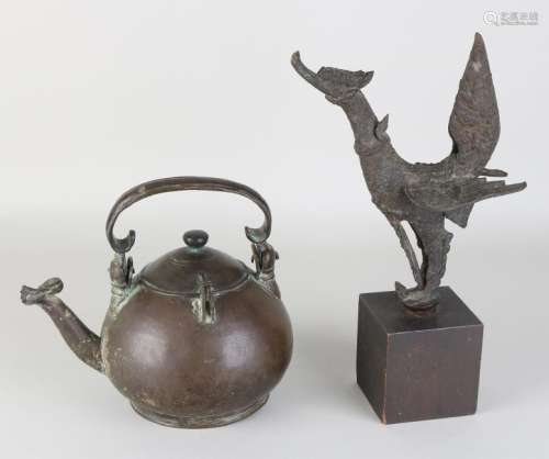 Two times Oriental bronze. Consisting of: Pauw +