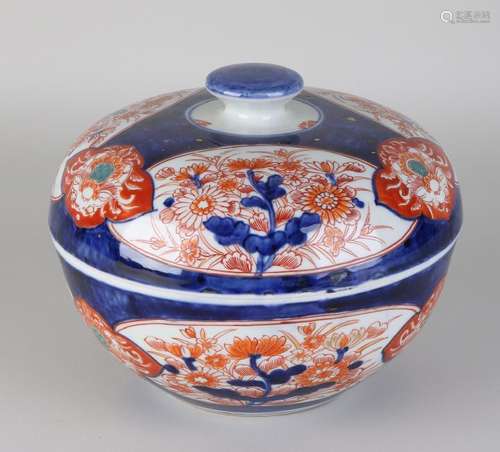 Large 19th century Imari porcelain lid with floral