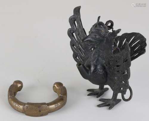 Twice old / antique Eastern bronze. Consisting of: One