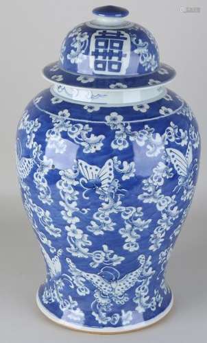 Large old / antique Chinese porcelain covered jar with