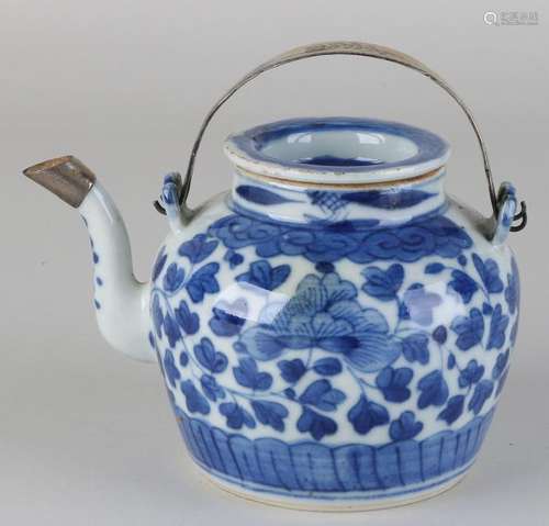 19th Century Chinese porcelain teapot with flat lid +