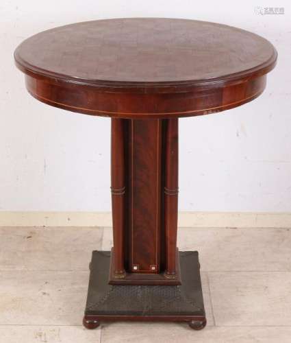 Mahogany Art Deco game table with marquetry veneer on