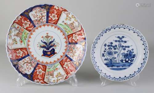 Two antique plates. Consisting of: Once Delft, Chinese