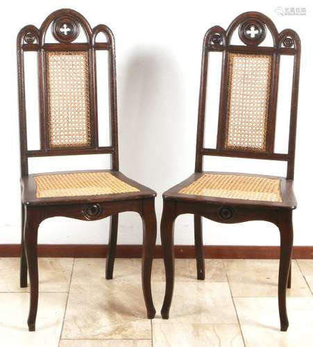 Six oak chairs in Gothic style. 188. In good condition.