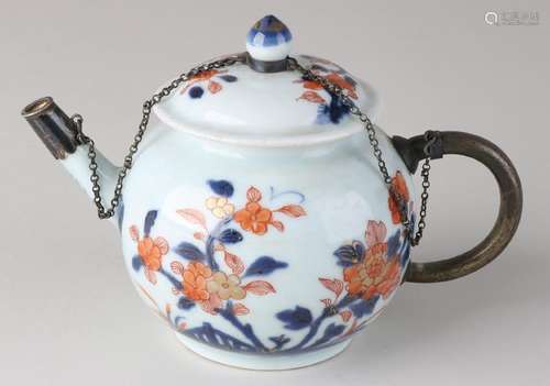 18th century Chinese porcelain Imari draw pot with