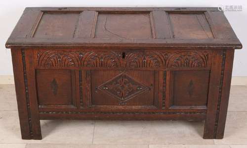 17th - 18th Century English oak wooden box. Nice