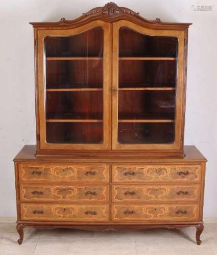 Walnut Baroque-style display cabinet with carrot notes