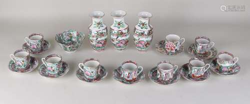 Lot of Chinese Cantonese porcelain. 20th century.