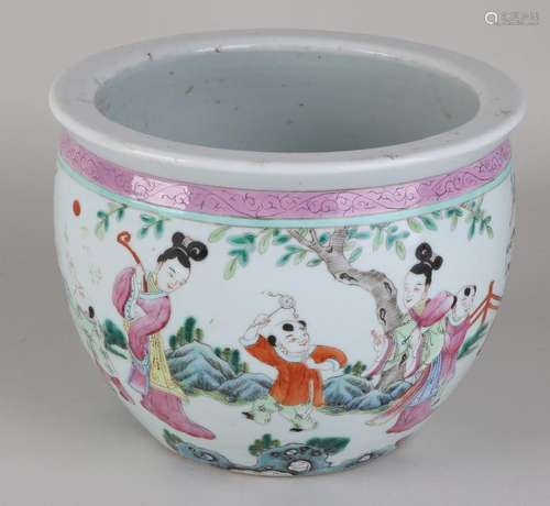 Chinese Family Rose flowerpot with figures in garden