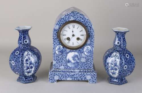 Villeroy & Boch ceramic clock set. Circa 1915. Decor