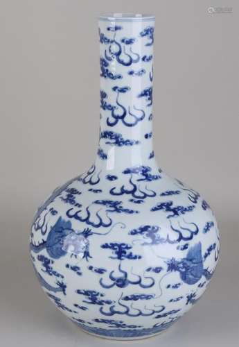 Large ancient Chinese porcelain dragon vase with bottom