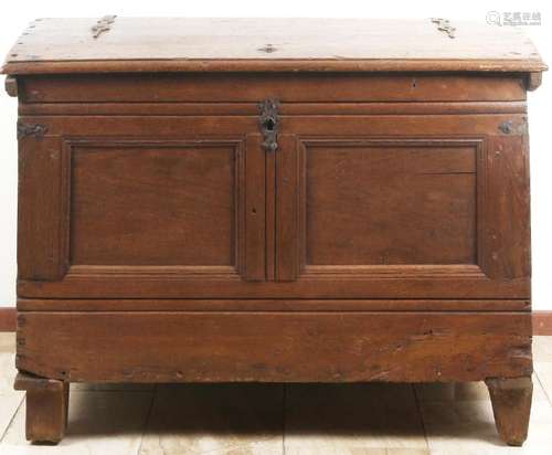 Oak box with slightly curved lid. Circa 1780. On square