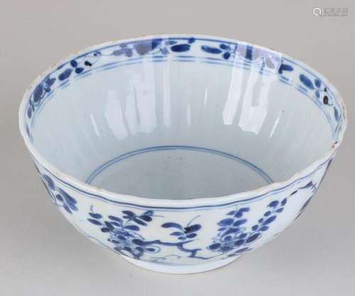 18th century Chinese porcelain bowl with floral decors