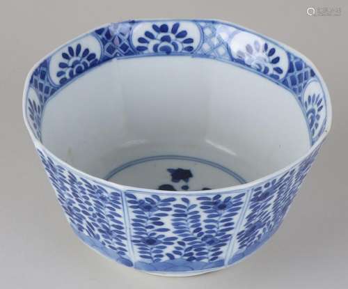 17th - 18th Century Chinese porcelain octagonal bowl