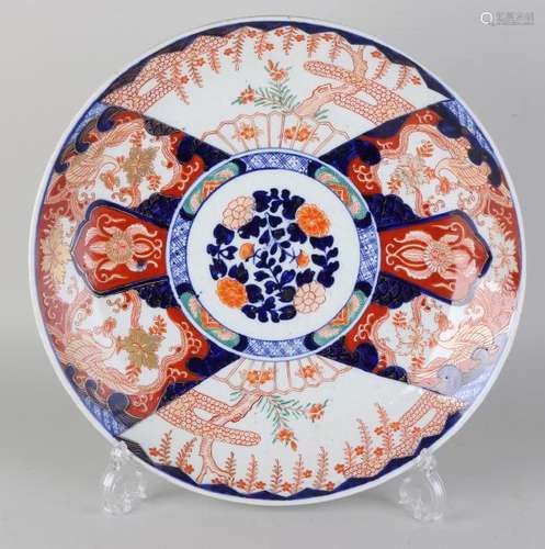 Large 19th century Imari porcelain decorative dish with