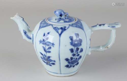 Rare 17th century Chinese Kang Xi porcelain teapot with