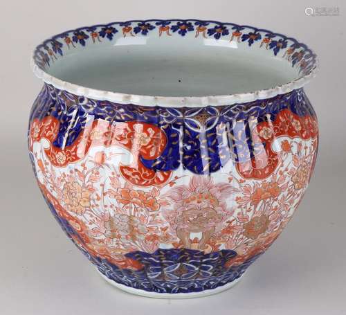 Large 19th century Japanese Imari porcelain flowerpot