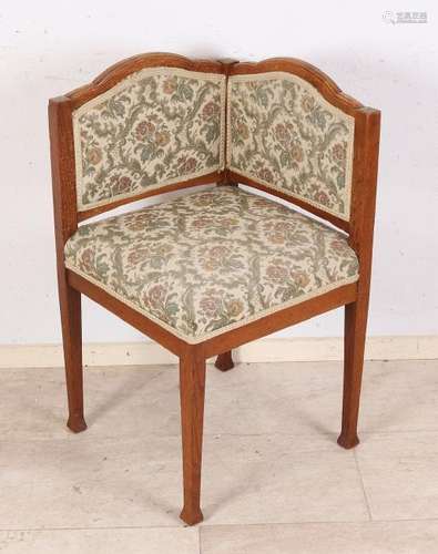 Oak Jugendstil corner chair. Circa 1915. Dimensions: 78