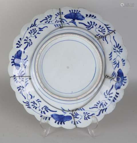 19th century Imari porcelain decorative dish with