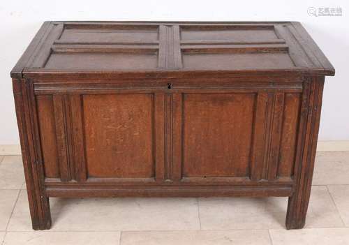 17th - 18th Century English oak wooden box. Nice