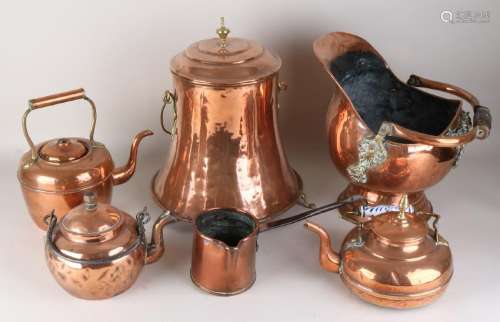 Lot of various antique copperware. Among other things: