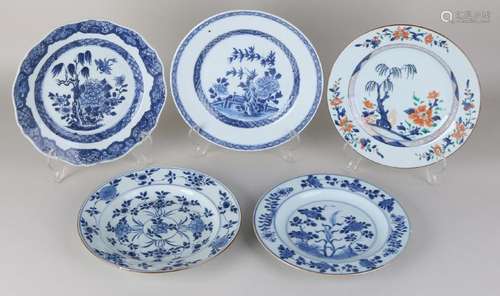 Five pieces of various Chinese porcelain plates with