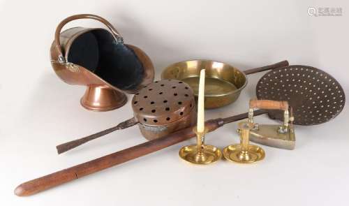 Six times old / antique copperware. Among other things: