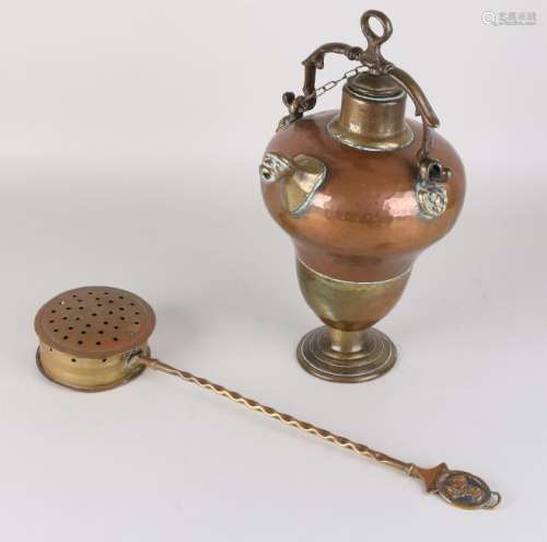 Two parts antique copperware. Consisting of: Chestnut