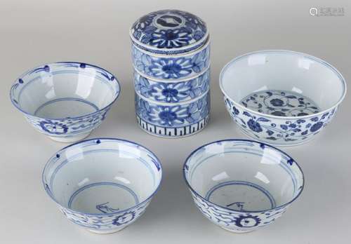 Five times old Chinese porcelain. Consisting of: Four