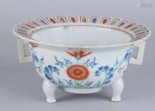 Antique Japanese Kakiemon bowl on three legs with