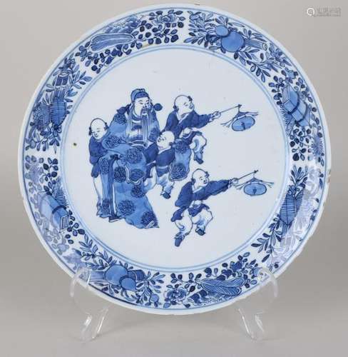 18th century Chinese porcelain decorative dish with