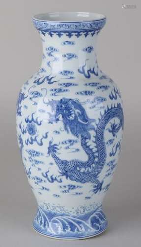 Ancient Chinese porcelain dragon vase with finely