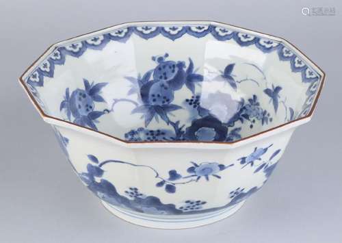 Large 17th - 18th century Japanese Kakiemon porcelain